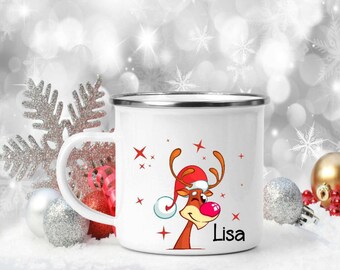 Könnte beinhalten: Weiße Email Tasse mit einem roten und weißen Cartoon-Rentier, das einen Weihnachtsmann-Hut trägt. Die Tasse hat den Namen "Lisa" aufgedruckt.