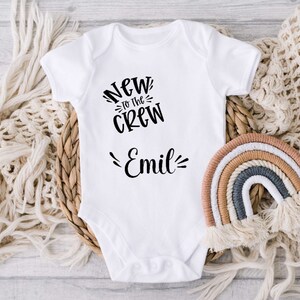 Babybody personalisiert mit Name New to the Crew Baumwolle Body Baby Longsleeve Geschenkidee Geburt Taufe Kurzarm