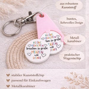 Puede incluir: Un llavero rosa y blanco con un mosquet&oacute;n de metal. El llavero tiene una etiqueta redonda blanca con el texto "KLEINE MENSCHEN brauchen so gro&szlig;e HERZEN wie DEINS!" y una etiqueta rosa con el texto "KLEINE MENSCHEN then so gro&szlig;e ERZEN wie DEINS!".