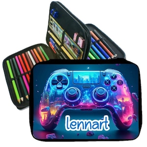 Könnte beinhalten: Eine schwarze Stiftebox mit einem farbenfrohen Videospiel-Controller-Design. Der Controller leuchtet in blau und pink. Die Box trägt den Namen "lennart" aufgedruckt.