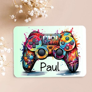 Könnte beinhalten: Ein farbenfrohes, abstraktes Design eines Videospiel-Controllers mit dem Namen "Paul" darunter. Der Controller befindet sich auf einem hellgrünen Hintergrund.