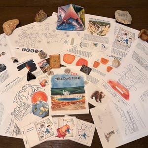 Puede incluir: Una colección de materiales educativos sobre el Parque Nacional de Yellowstone, que incluye mapas, diagramas e ilustraciones. Los materiales están impresos en papel blanco y presentan ilustraciones coloridas de las características naturales del parque, como géiseres, montañas y bosques. El texto de los materiales incluye información sobre la geología, la historia y la vida silvestre del parque.