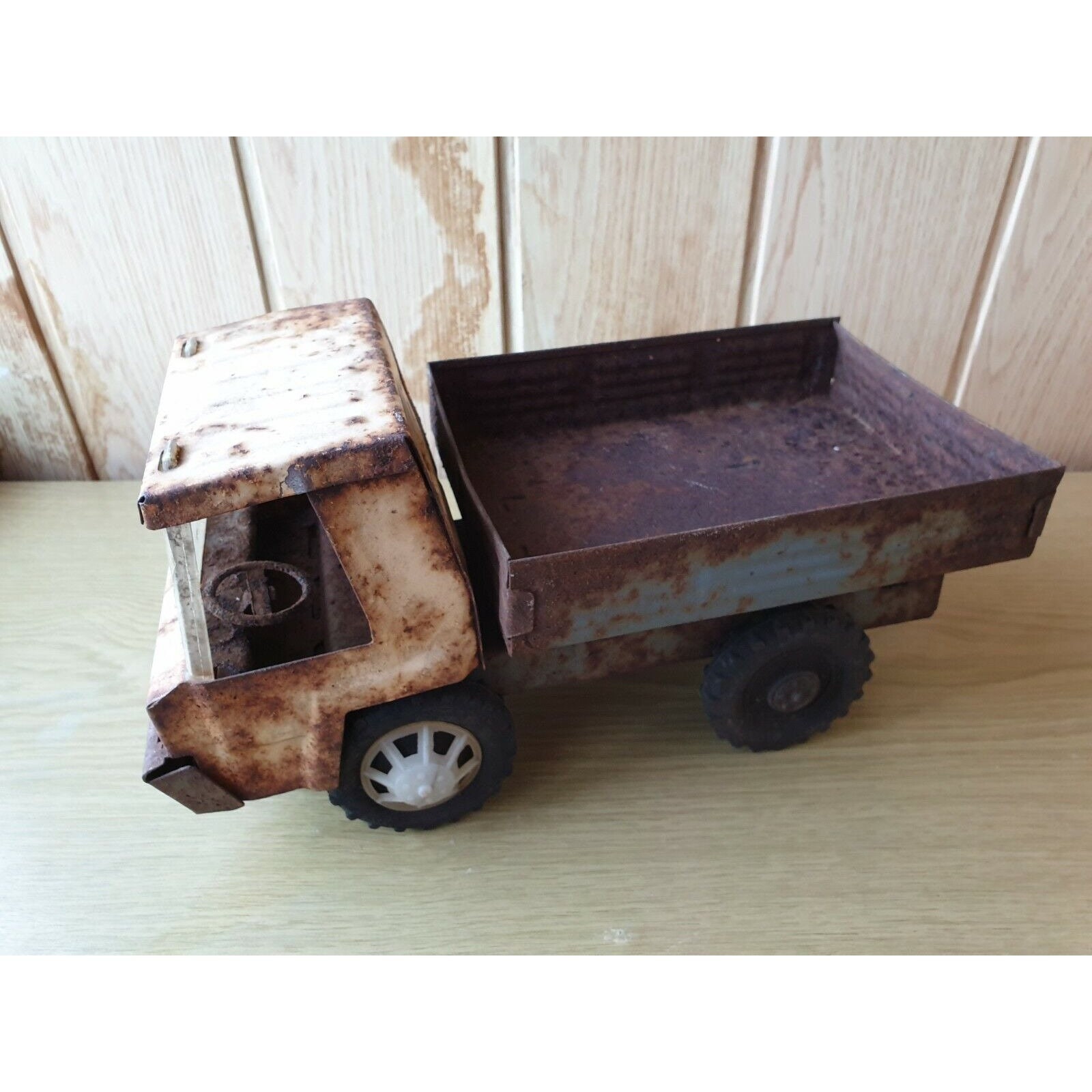 Camion Citerne Russe Ancien – Jouet Plastique Vintage – Rose/blanc