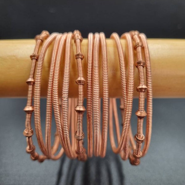 Ensemble de 13 bracelets en fil de fer africain de couleur cuivre rouge ou or rose, bracelets faits main de culture venda traditionnelle, bijoux africains.