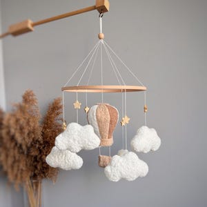 Hot Air Balloon Mobile, Crib Felt Mobile, Baby White Mobile, Nursery Mobile, Boho mobile, Beige Neutral Baby Room, boucle air ballom mobile