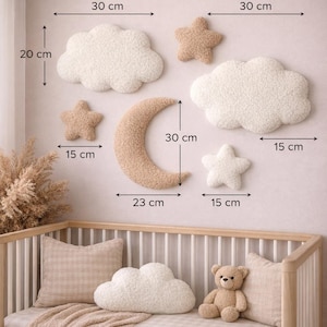Puede incluir: Un conjunto de decoración para la habitación infantil con adornos de pared de nube, estrella y luna creciente. Las nubes miden 30 cm de ancho y 20 cm de alto. Las estrellas miden 15 cm. Un osito de peluche y almohadas completan la cuna.