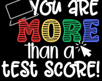 Könnte beinhalten: Ein farbenfrohes Grafikdesign mit dem Text "You are more than a test score!" mit einem Computersymbol und einem Cursor. Die Wörter "more" sind in Rot, Gelb, Grün und Blau.