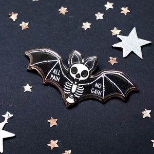 Fledermaus Mini Pin | &#39;All Schmerz kein Gewinn&#39; Spooky Spoonie Glow in the Dark Abzeichen