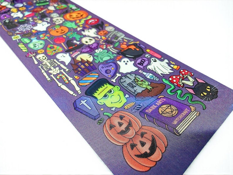 Puede incluir: Un camino de mesa decorativo con tem&aacute;tica de Halloween de color p&uacute;rpura con varias ilustraciones de dibujos animados. El dise&ntilde;o incluye calabazas, fantasmas, un esqueleto, Frankenstein, una tabla Ouija y un libro con la leyenda "Dark Arts Witchcraft".