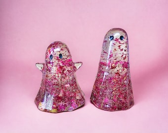 Fantasmas de resina, pétalos de rosa, adorno fantasma, regalo espeluznante, decoración de Halloween, regalo gótico para ella, fantasma floral, adoptar un fantasma, estatuilla fantasma