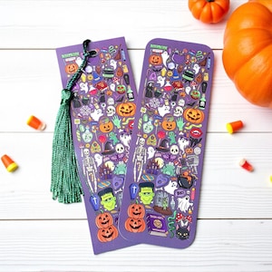 Puede incluir: Dos marcap&aacute;ginas morados con tem&aacute;tica de Halloween con borlas verdes, con ilustraciones de calabazas, fantasmas y otros elementos espeluznantes. Caramelos y calabazas est&aacute;n esparcidos sobre una superficie de madera blanca.