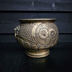 Brass gold footed planter with embossed flowers and lion heads handles, Brass gold cachepot, indoor plant pot