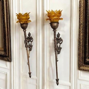 Paar antike Wandleuchten Fackelform, 2er-Set lange goldene Wandlampen Wandlampen aus Messing mit bernsteinfarbenen Milchglas-Lampenschirmen Blumen/Flammen.
