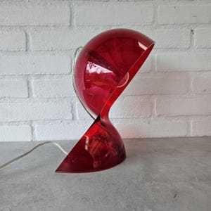 Table lamp Dalù red Artemide, re-edition of Vico Magistretti design from 60&#39;s, Pop-art gift, Mid century modern lamp, space age plastic lamp