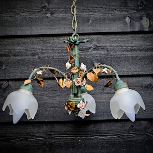 Lámpara de araña de bronce fundido verde con rosas de porcelana, hojas de oro, pantallas de vidrio esmerilado de 3 brazos, lámpara de araña con flores, lámpara de araña con núcleo Cottage
