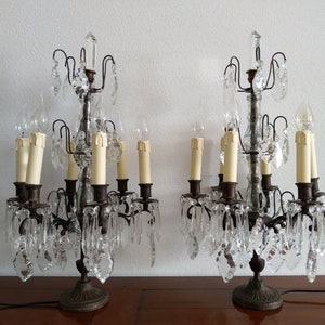 ONE Antica grande lampada da tavolo francese a forma di girandola elettrificata con cristalli, 6 lampadine, interruttore e spina