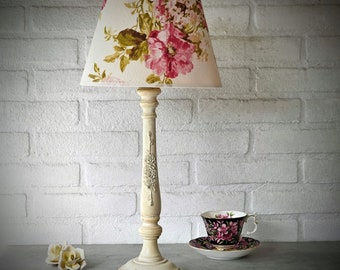 Lampe de table blanche shabby chic en bois avec abat-jour à fleurs rose-rouge