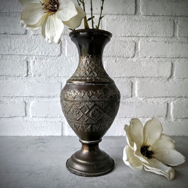 Decorative Oriental vase copper alloy, metallic vase for flowers or dried flowers