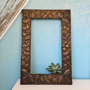 Moldura grande de metal antiga com relevo em cobre sobre madeira para arte de espelho/parede, moldura botânica ornamentada com avelãs e folhas, decoração em cobre patinado