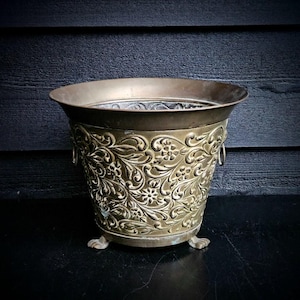 Brass footed planter with embossed floral motifs, head lions with ring handles and lion paw legs, Jardiniere brass, Plant lover gift