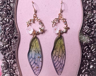 Feenflügel Ohrringe mit Bienen, Blumen und Strasssteinen ~ Fairycore Style / Feen Cosplay/ Fantasy Schmuck - kawaii - magischer Schmuck