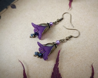 Magische Feenblumen - Violette Glockenblumen Ohrringe, verziert mit kleinen Perlen ~ Fairycore ~ Cottagecore ~ Cosplay