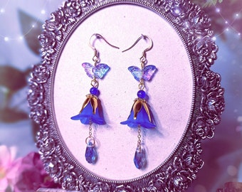 Philomela ~ blaue Glockenblumen Ohrringe mit Schmetterlingen ~ Fairycore Cottagecore Fairy Outfit Whimsygoth Fairygoth