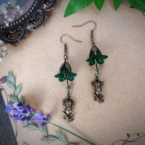 Boucles d'oreilles avec campanules vertes et petites grenouilles mignonnes - Bijoux fantaisie - Fairycore - Cottagecore Whimsigoth