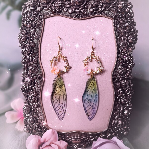 Feenflügel Ohrringe mit Bienen, Blumen und Strasssteinen ~ Fairycore Style / Feen Cosplay/ Fantasy Schmuck