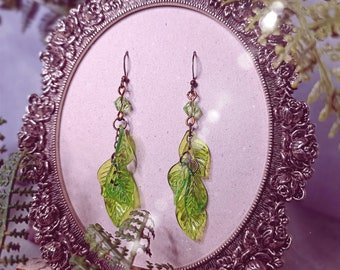 Lúthiel ~ earrings with small green leaves ~ Cottagecore Fairycore Whimsigoth Dark Fairy