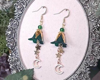 Calliope ~ grüne Glockenblumen Ohrringe mit Mond & Sternen ~ Fairycore Cottagecore Fairy Outfit Whimsygoth Fairygoth Witch Jewellery