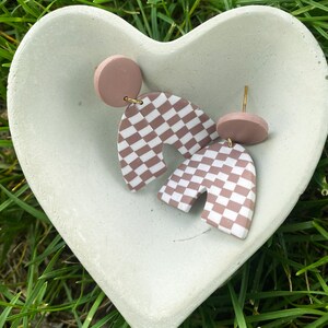 Karierte Ohrringe aus Polymer Clay