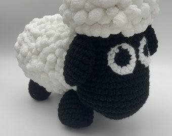 Flauschiges weißes Farmschaf Amigurumi