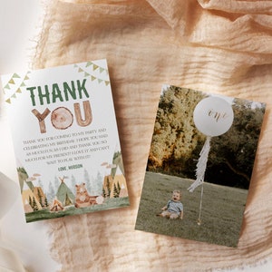 Może przedstawiać: Kartka z podziękowaniem z motywem leśnym. Na kartce widnieje niedźwiedź, namiot i ognisko. Tekst na kartce brzmi: "Dziękuję za przybycie na moje przyjęcie i świętowanie moich urodzin. Mam nadzieję, że bawiłeś się tak dobrze jak ja i dziękuję za prezent. Uwielbiam go i nie mogę się doczekać, kiedy będę się z nim bawić. Z miłością, Hudson."