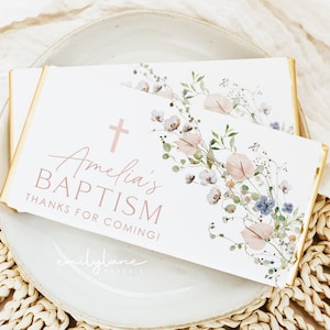 Puede incluir: Caja de favor blanca con borde dorado y diseño floral. La caja tiene una cruz rosa y el texto "Amelia's Baptism Thanks for coming!" y el texto "emilylane paperie".
