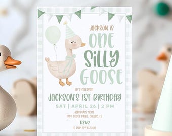 Könnte beinhalten: Eine grüne und weiße Geburtstagseinladung mit einer Comic-Gans, die einen Partyhut trägt und einen Ballon hält. Der Text lautet "Jackson is One Silly Goose" und "Let's Celebrate Jackson's 1st Birthday Sat | April 26 | 2 PM".