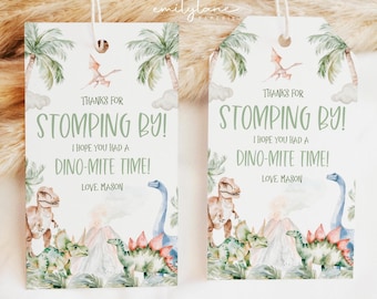 Könnte beinhalten: Zwei grüne und weiße Dinosaurier-Party-Geschenk-Etiketten mit dem Text "Danke fürs Vorbeikommen! Ich hoffe, du hattest eine Dino-mite Zeit! Liebe Grüße, Mason". Die Etiketten zeigen eine Aquarell-Illustration von Dinosauriern, Palmen und einem Vulkan.