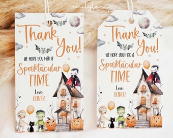 Può includere: Due biglietti di ringraziamento a tema Halloween con una casa stregata, un vampiro, una mummia, un mostro di Frankenstein e un gatto nero. Il testo recita "Grazie! Speriamo che tu abbia avuto un tempo Spooktacular. Con affetto, Oliver."