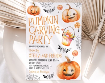 Puede incluir: Una invitación a una fiesta de Halloween con el tema de tallado de calabazas. La invitación presenta una ilustración de acuarela de calabazas, murciélagos, dulces y una telaraña. El texto dice "Pumpkin Carving Party", "Join us for some messy fun", "Hosted by Stella and Friends", "Saturday, September 23rd at 1 PM", "Stella's House", "1234 Pumpkin Dr. Dallas, TX", "RSVP to Mom 123.766.1890", y "Costumes are Encouraged".