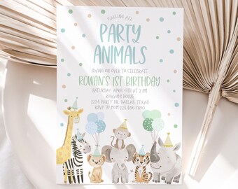 Może przedstawiać: Niebieskie i zielone zaproszenie na przyjęcie z białymi kropkami. Zaproszenie zawiera napis "Calling all Party Animals" i "Rowan's 1st Birthday". Zawiera datę, godzinę i miejsce przyjęcia. Są ilustracje zwierząt, w tym żyrafa, zebra, lew, słoń, tygrys i nosorożec.