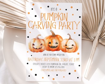 Puede incluir: Invitación a una fiesta de tallado de calabazas el sábado 23 de septiembre a la 1:00 PM. La invitación presenta tres calabazas con caras talladas y el texto "It's a Pumpkin Carving Party".