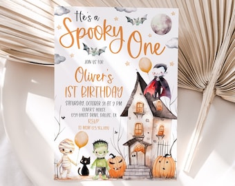 Peut inclure: Une invitation à un premier anniversaire sur le thème d'Halloween avec une maison hantée, un vampire, une momie, un Frankenstein et un chat noir. L'invitation indique "He's a Spooky One" et "Oliver's 1st Birthday".