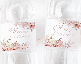 Puede incluir: Dos botellas de agua de plástico transparente con etiquetas que dicen "Baby Shower de Olivia" en letras doradas. Las etiquetas presentan un diseño de acuarela de calabazas, hojas y flores en tonos de rosa, naranja y blanco.