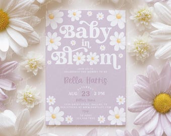 Può includere: Un invito per baby shower lilla con la scritta "Baby in Bloom" in bianco, decorato con motivi a margherita. L'invito fornisce i dettagli per il baby shower di Bella Harris, in programma il 23 agosto alle 14:00.