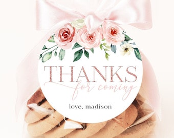 Peut inclure: Un sac en cellophane transparent rempli de biscuits, noué avec un ruban rose. Une étiquette ronde avec les mots "THANKS for coming" et "love, madison" est attachée. L'étiquette présente des roses et de la verdure à l'aquarelle.