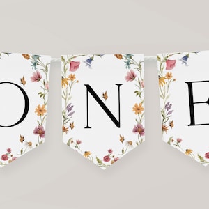 K&ouml;nnte beinhalten: Ein wei&szlig;es Banner mit einem Blumenmuster und dem Wort "ONE" in schwarzen Buchstaben. Das Banner ist perfekt f&uuml;r eine erste Geburtstagsfeier.