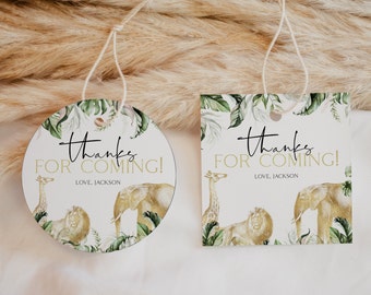 Peut inclure: Deux étiquettes de remerciement rondes et carrées sur le thème de la jungle. Les étiquettes représentent une girafe, un éléphant et un lion avec des feuilles vertes et des accents dorés. Le texte sur les étiquettes indique "Merci d'être venu ! Avec amour, Jackson".