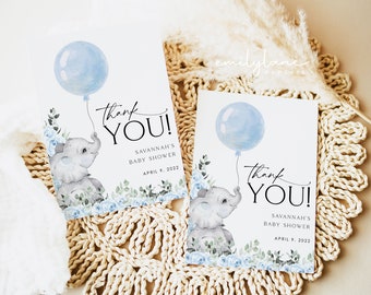Puede incluir: Dos tarjetas de agradecimiento azules y blancas con una ilustración de acuarela de un elefante sosteniendo un globo azul. El texto en las tarjetas dice "¡Gracias!" con el nombre "Baby Shower de Savannah" y la fecha "9 de abril de 2022".