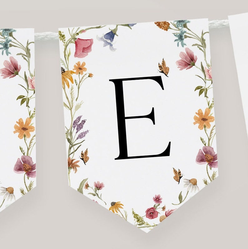 K&ouml;nnte beinhalten: Ein wei&szlig;es Banner mit einem floralen Rand und dem Buchstaben "E" in Schwarz. Die Blumen sind in den Farben Rosa, Gelb, Orange und Blau.