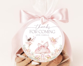 Peut inclure: Une étiquette ronde rose et blanche de remerciement avec le texte "Merci d'être venu Amour. Camilla" et une illustration aquarelle de fées et d'une maison champignon.